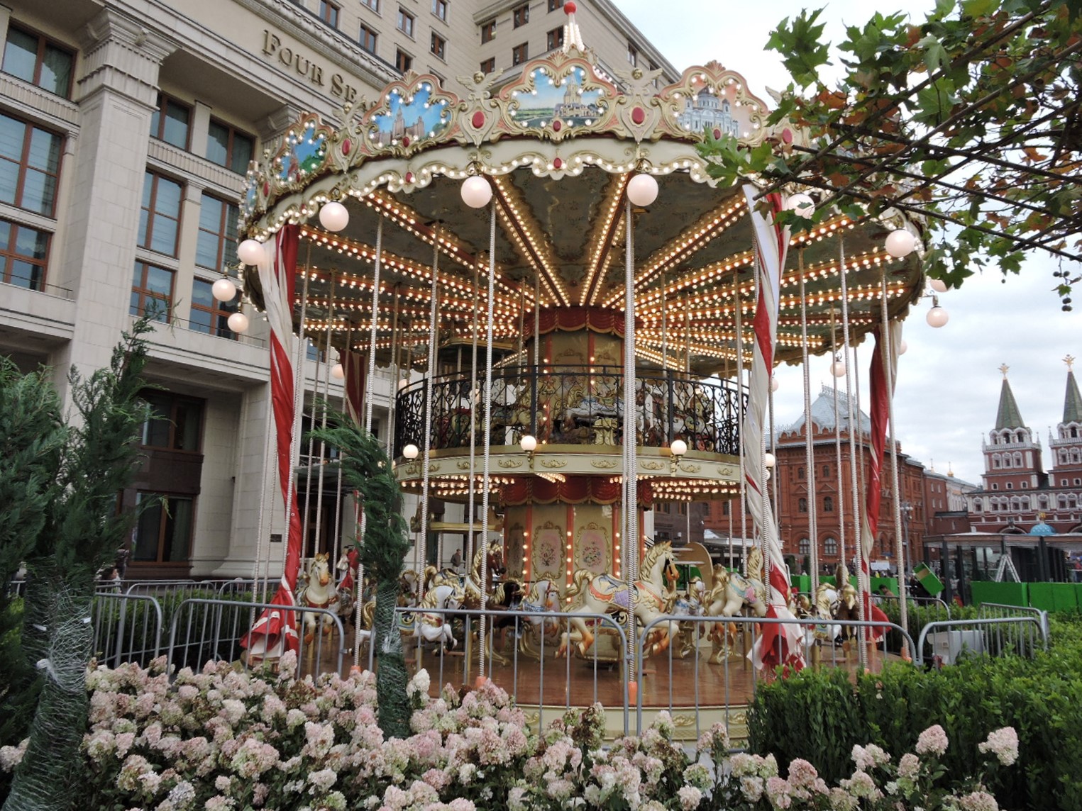 Interno del Museo della Giostra con esposizione di giostre storiche